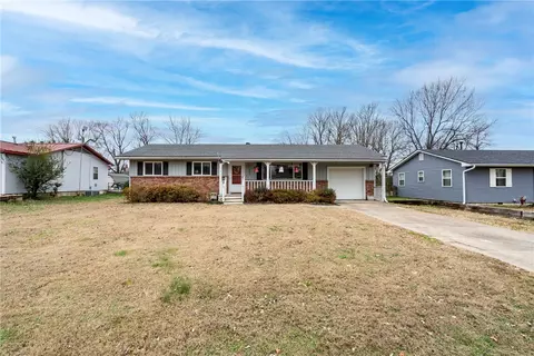 838 S Cherry St, Siloam Springs, AR 72761