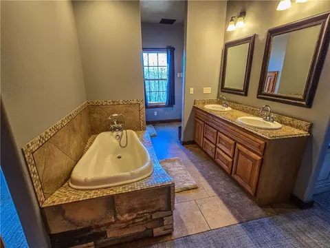 Bath - 4342 Harmon Rd, Harrison, AR 72601 photo 2 of 4