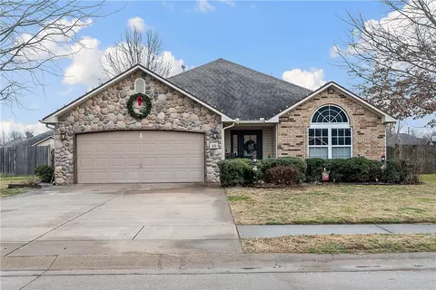 400 Willow St, Gentry, AR 72734