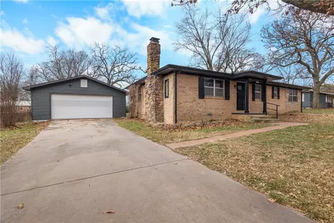 215 S Virginia Ave, Gentry, AR 72734