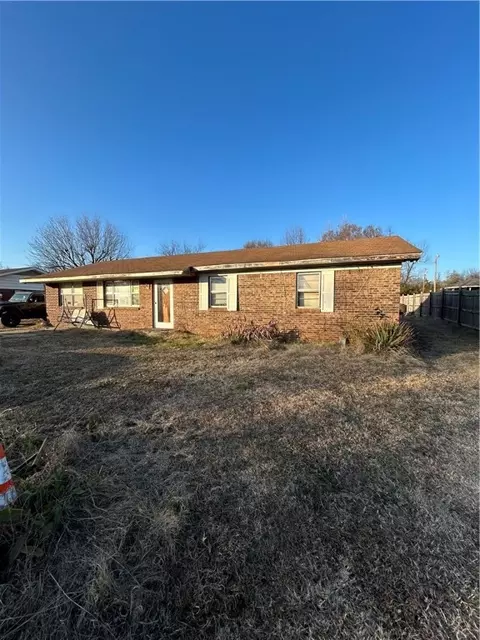 8810 Green Point Dr, Altus, AR 72821