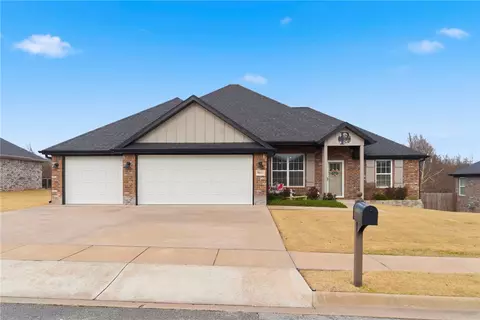 9011 Overland Dr, Siloam Springs, AR 72761