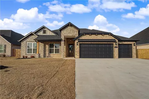 1340 Tiffany St, Centerton, AR 72719