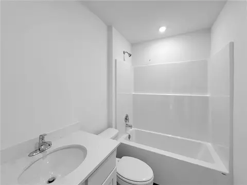 Bath - 412 Greer St, Pea Ridge, AR 72751 photo 1 of 2