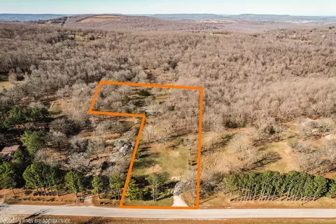 10271 N Smokey Bear Rd, Fayetteville, AR 72701