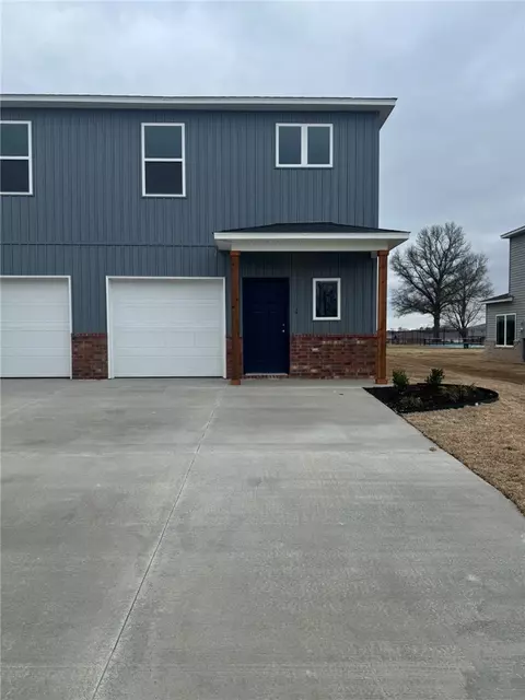 404 W B W Cloud Dr, Siloam Springs, AR 72761