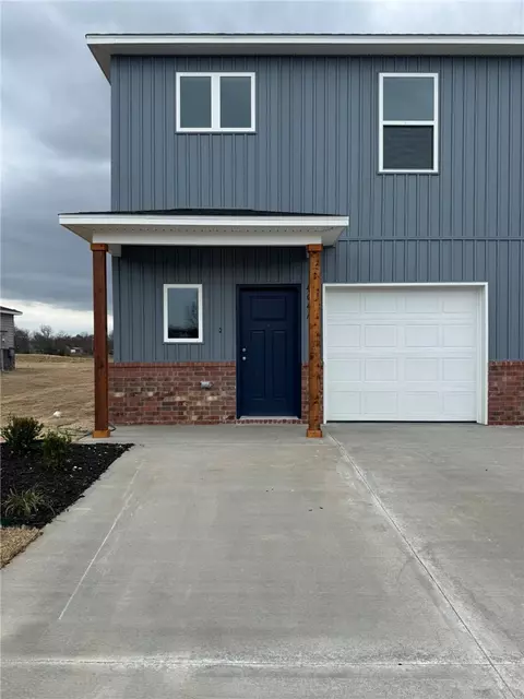 404 W A W Cloud Dr, Siloam Springs, AR 72761