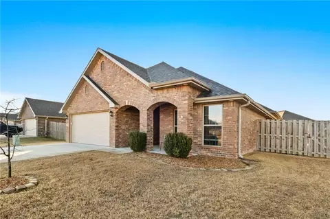 Exterior - 701 Melrose Pl, Bentonville, AR 72712 photo 2 of 4