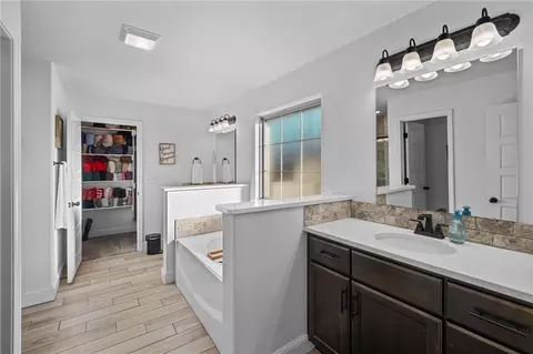 Bath - 701 Melrose Pl, Bentonville, AR 72712 photo 2 of 4