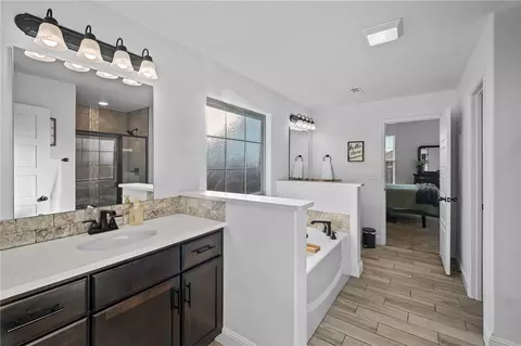 Bath - 701 Melrose Pl, Bentonville, AR 72712 photo 1 of 4
