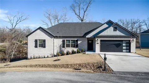 2 Anchinleck Cir, Bella Vista, AR 72715