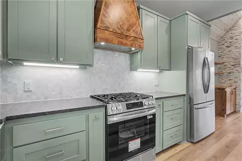 Kitchen - 491 Nc 6065, Jasper, AR 72641 photo 3 of 4