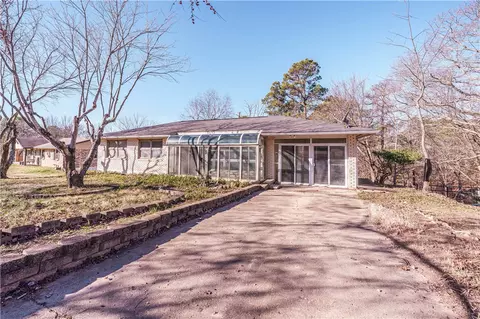 110 Shelton Dr, Eureka Springs, AR 72632