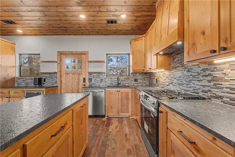 Kitchen - 517 Nc 6065, Jasper, AR 72641 photo 2 of 2