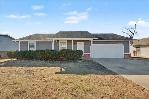 920 S 25th St, Rogers, AR 72758