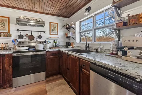 Kitchen - 2097 Nc 1600, Compton, AR 72624 photo 2 of 3