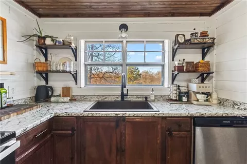 Kitchen - 2097 Nc 1600, Compton, AR 72624 photo 3 of 3