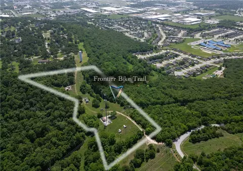 2497 Woodcliff Rd, Springdale, AR 72764