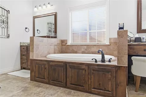 Bath - 4123 Willowbend Dr, Rogers, AR 72758 photo 2 of 5