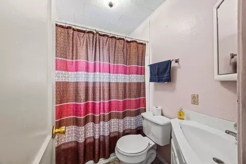 Bath - 705 Crouch St, Springdale, AR 72764 photo 1 of 2