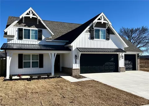 711 S Baggett St, Prairie Grove, AR 72753