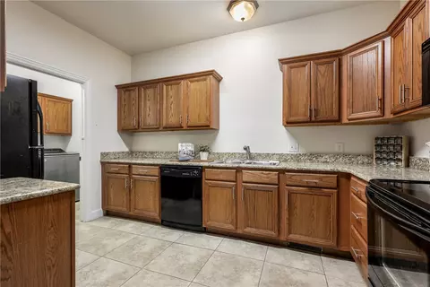 Kitchen - 814 Summit Loop, Rogers, AR 72756 photo 4 of 5