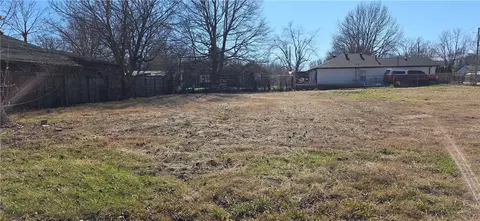 403 E Velma Ave, Springdale, AR 72764 photo 2