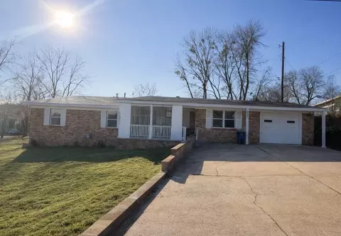 1205 N 18th St, Ozark, AR 72949