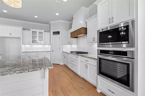 Kitchen - 1341 Greyback Ln, Centerton, AR 72719 photo 3 of 4