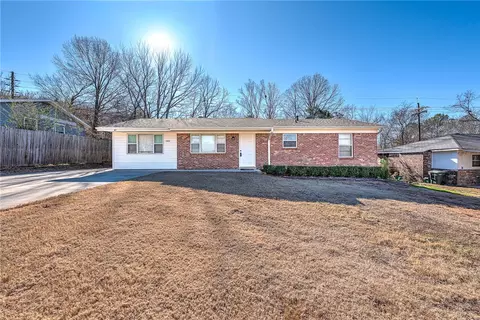 1925 S Custer Ln, Fayetteville, AR 72701