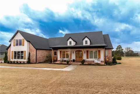 1063 Noah St, Fayetteville, AR 72703