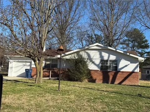 1155 S Dogwood St, Siloam Springs, AR 72761