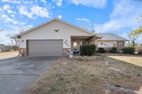 2824 Parkwood Cir, Rogers, AR 72756
