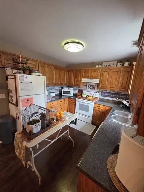 Kitchen - 1061 Hurley Rd, Dover, AR 72837 photo 3 of 5