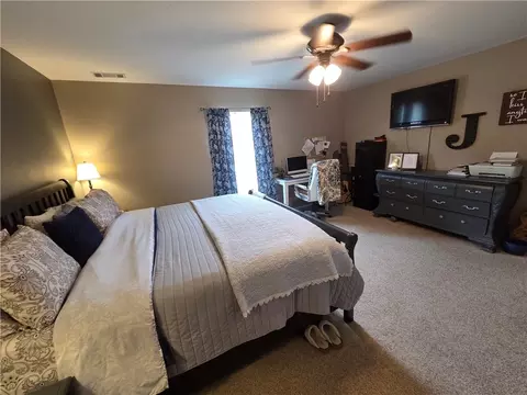 Bedroom - 1061 Hurley Rd, Dover, AR 72837 photo 6 of 7
