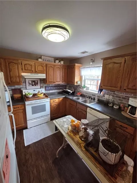 Kitchen - 1061 Hurley Rd, Dover, AR 72837 photo 2 of 5