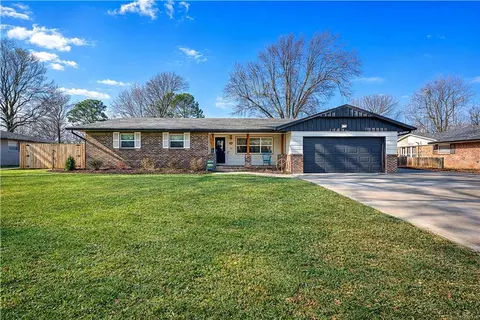 712 Carlton St, Springdale, AR 72762