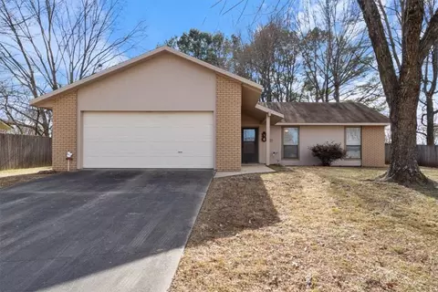 2847 Dove Dr, Fayetteville, AR 72704