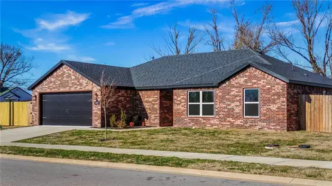 1000 Autumn Royal Ave, Lowell, AR 72745