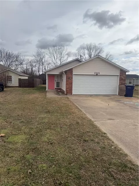 2301 Chanel St, Siloam Springs, AR 72761