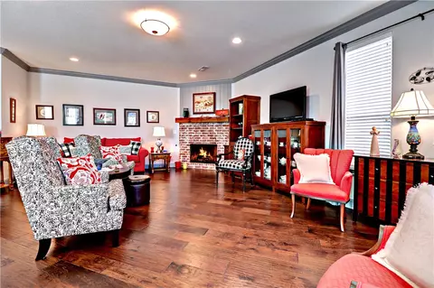 Living - 5753 Staro Ln, Springdale, AR 72762 photo 2 of 4