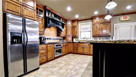 Kitchen - 5753 Staro Ln, Springdale, AR 72762 photo 8 of 9