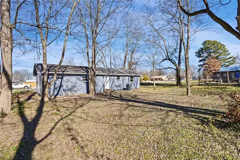 909 W 3rd Pl, Russellville, AR 72801