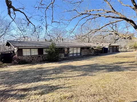 915 Crest Dr, Fayetteville, AR 72701