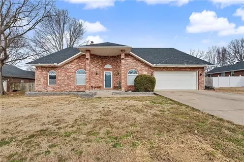 910 Raintree Ct, Siloam Springs, AR 72761