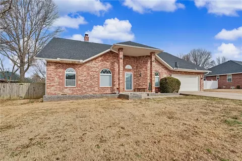 910 Raintree Ct, Siloam Springs, AR 72761