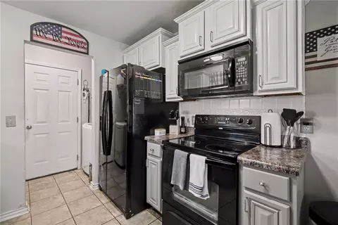 Kitchen - 958 Raspberry St, Elkins, AR 72727 photo 2 of 2