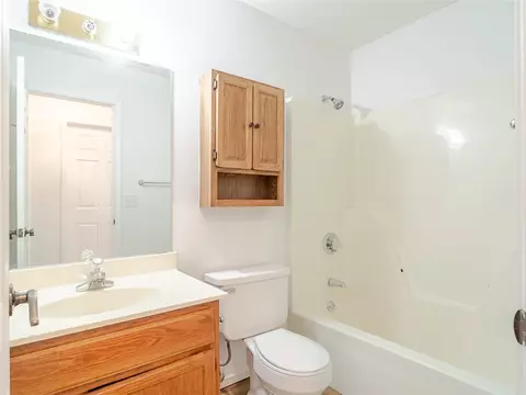 Bath - 801 Glendale Ln, Rogers, AR 72758 photo 3 of 3
