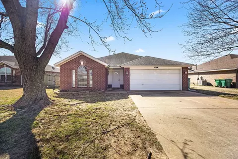 851 Honeysuckle Dr, Centerton, AR 72719