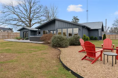 1102 NW 11th St, Bentonville, AR 72712